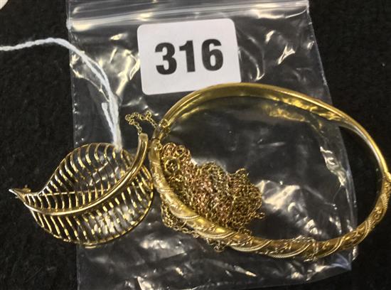 9ct gold openwork leaf brooch, a yellow metal hinged bangle & three fine chains